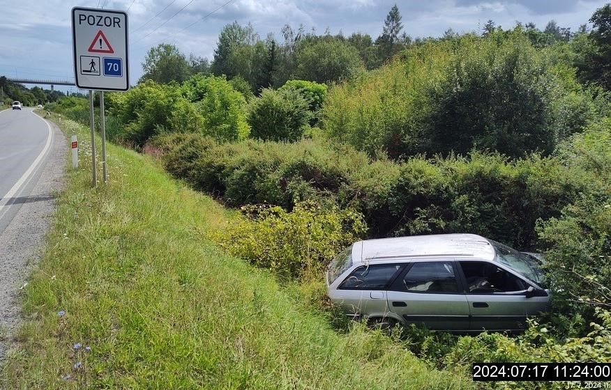 obrázek: Citroën v příkopu, řidič zmizel beze stopy