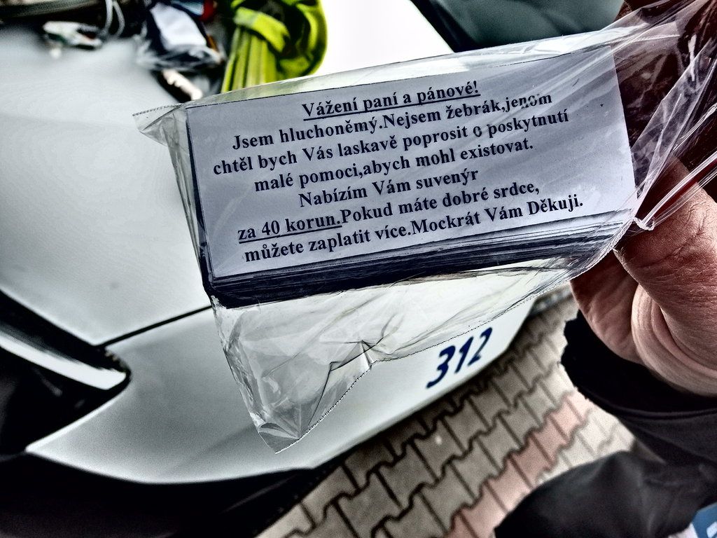 obrázek: Cizinci předstírali hluchotu a nabízeli ke koupi reflexní pásky