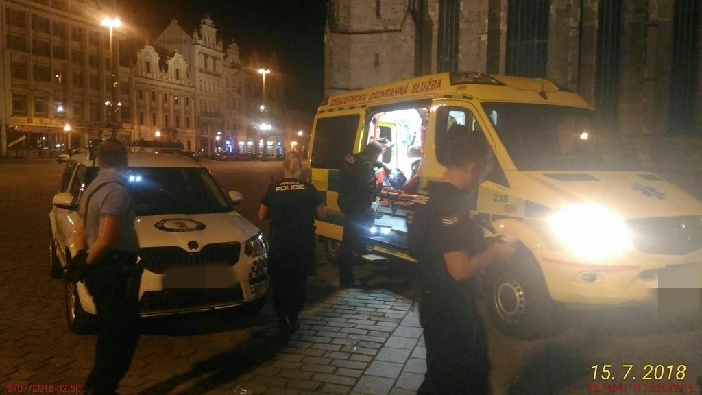 obrázek: Cizinec se pořezal na plzeňském náměstí