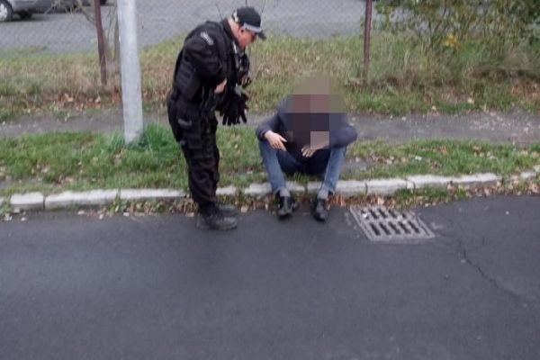 obrázek: Cizinec s tržnou ránou na hlavě ležel na parkovišti mezi zaparkovanými auty