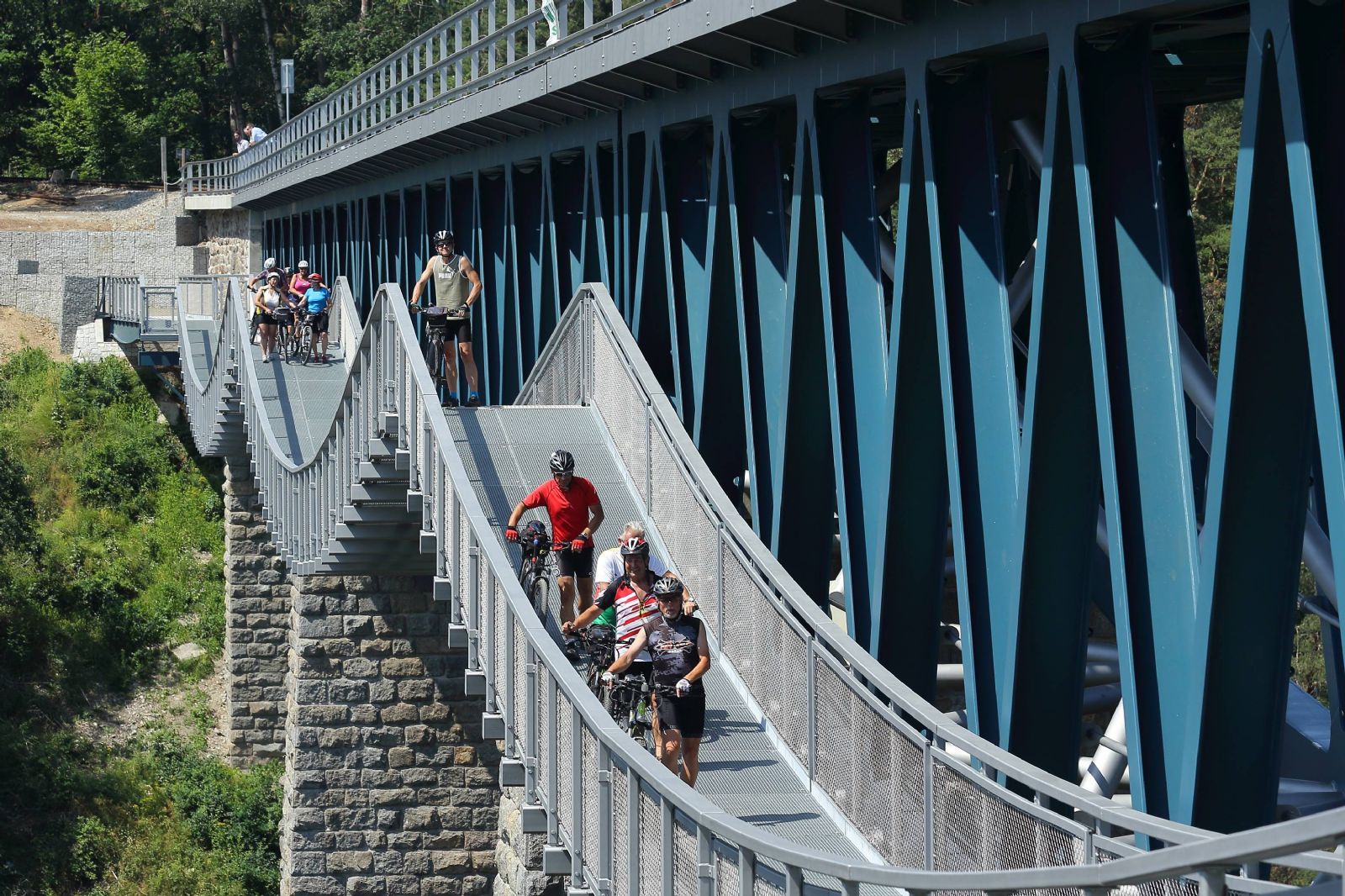 Cyklisté a chodci mohou přes Hracholusky po nové lávce
