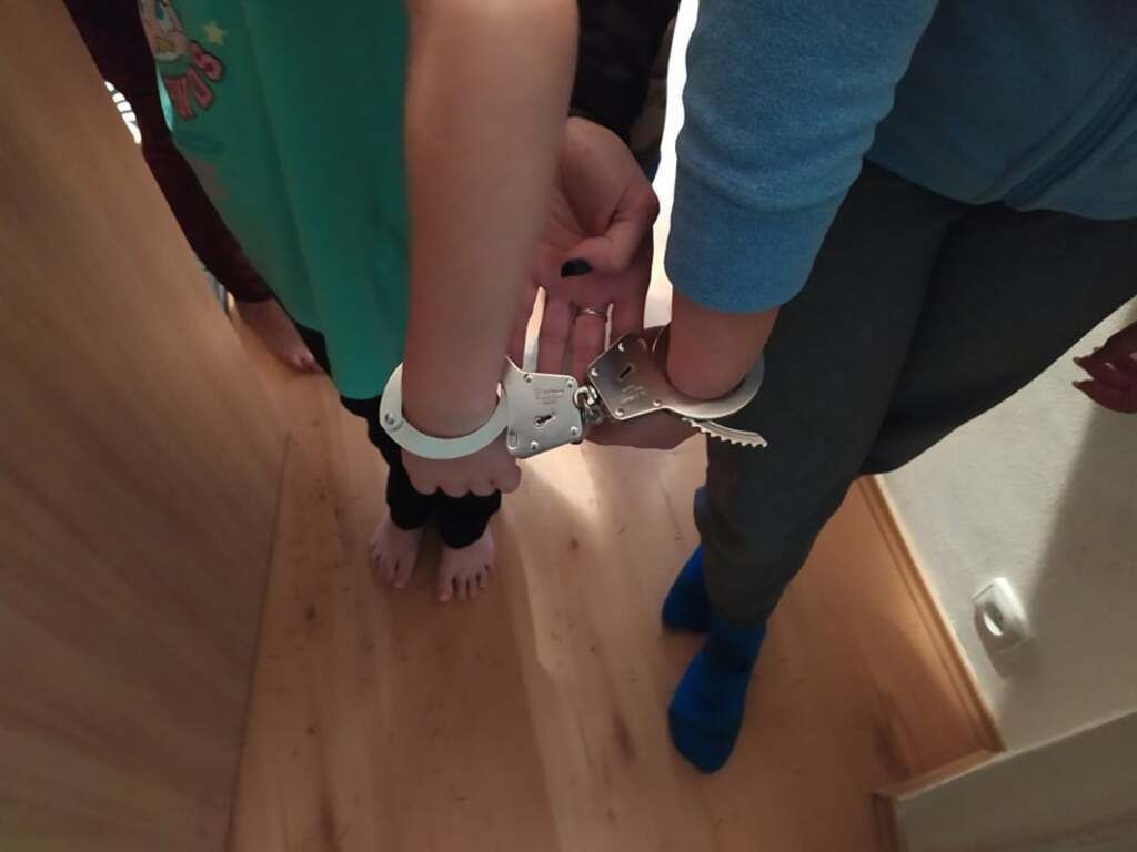 obrázek:  Děti si hrály na policisty, zůstaly uvězněny v poutech