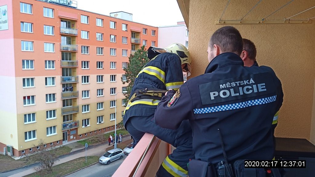obrázek: Dítě v Plzni zavřelo svou matku na balkoně