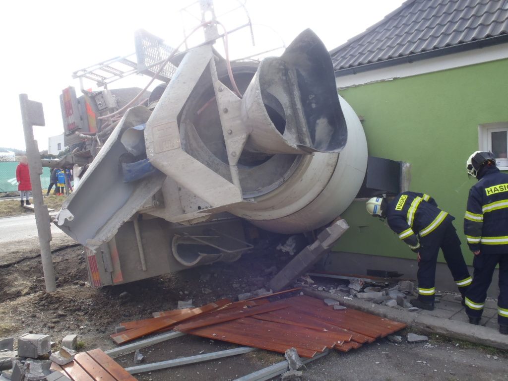 Domíchávač na beton se v Kyšicích při nehodě probořil do domu
