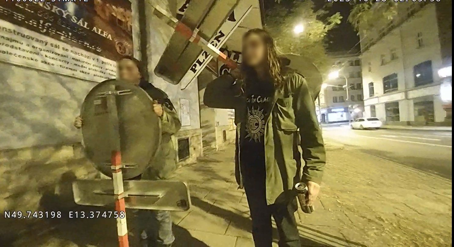 obrázek: Dva muži si vykračovali po ulici v centru Plzně s dopravními značkami 