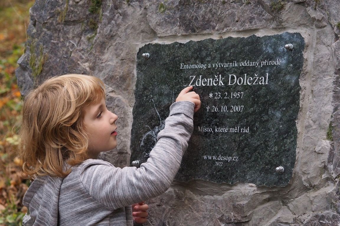 obrázek: Entomolog a výtvarník Zdeněk Doležal má u Lopaty pamětní desku