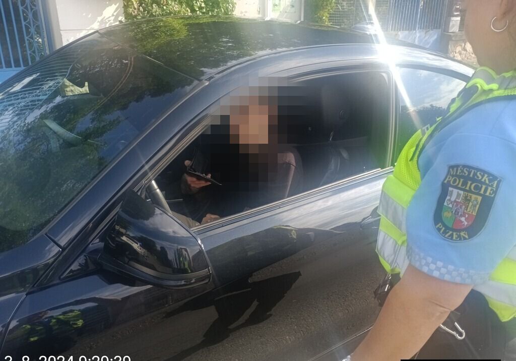 obrázek: Fabia a BMW se řítily po Karlovarské stodesítkou