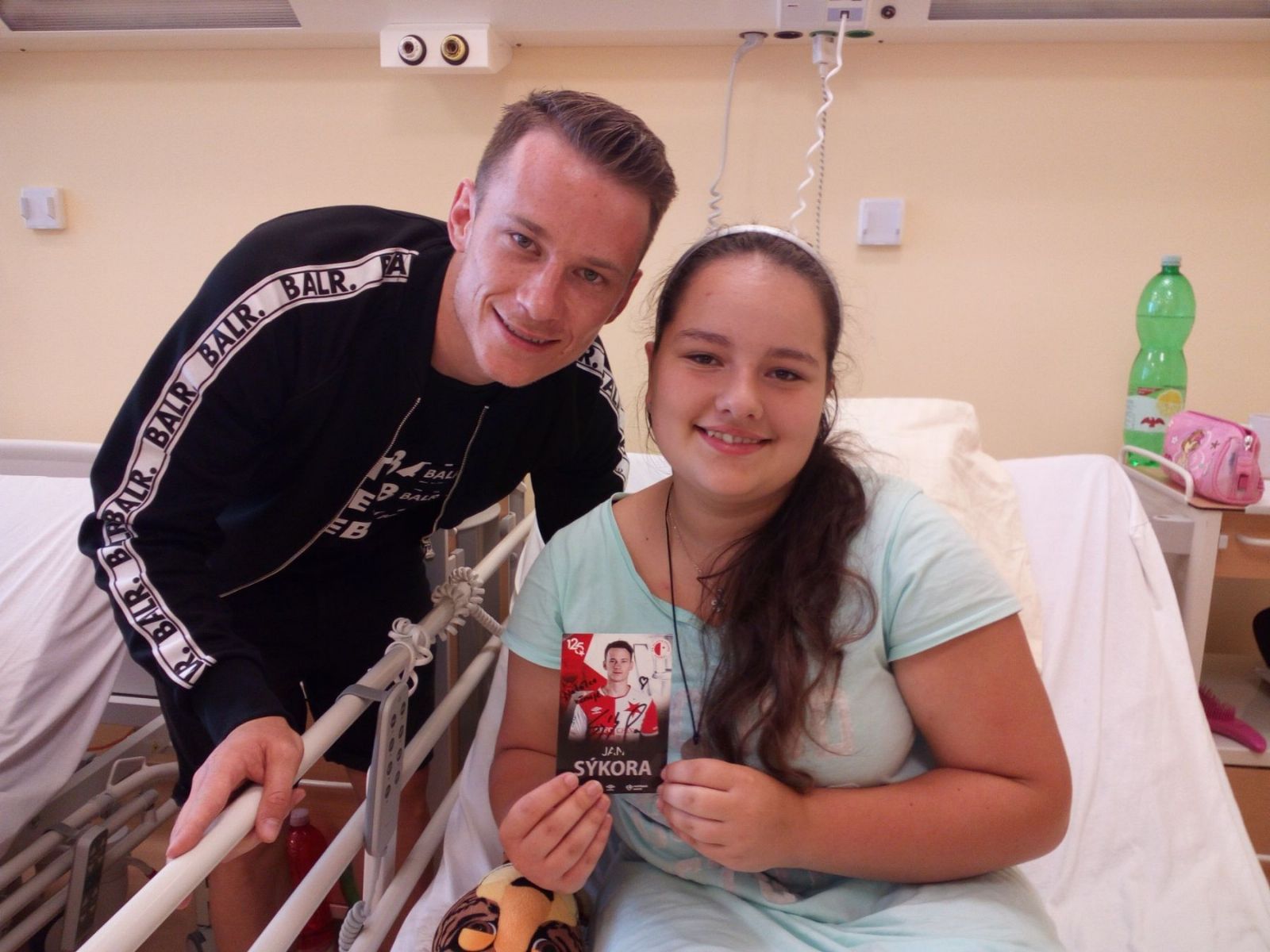 Fotbalový reprezentant Sýkora předal v Klatovech modré světlo