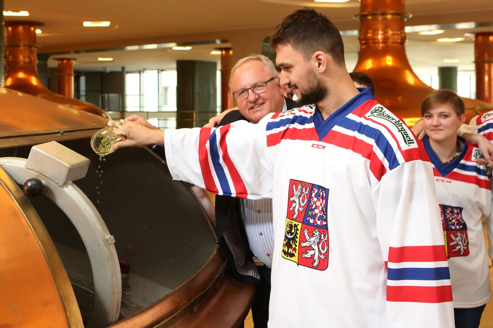 obrázek: Hokejisté s fanoušky uvařili ve středu pivo pro šampionát