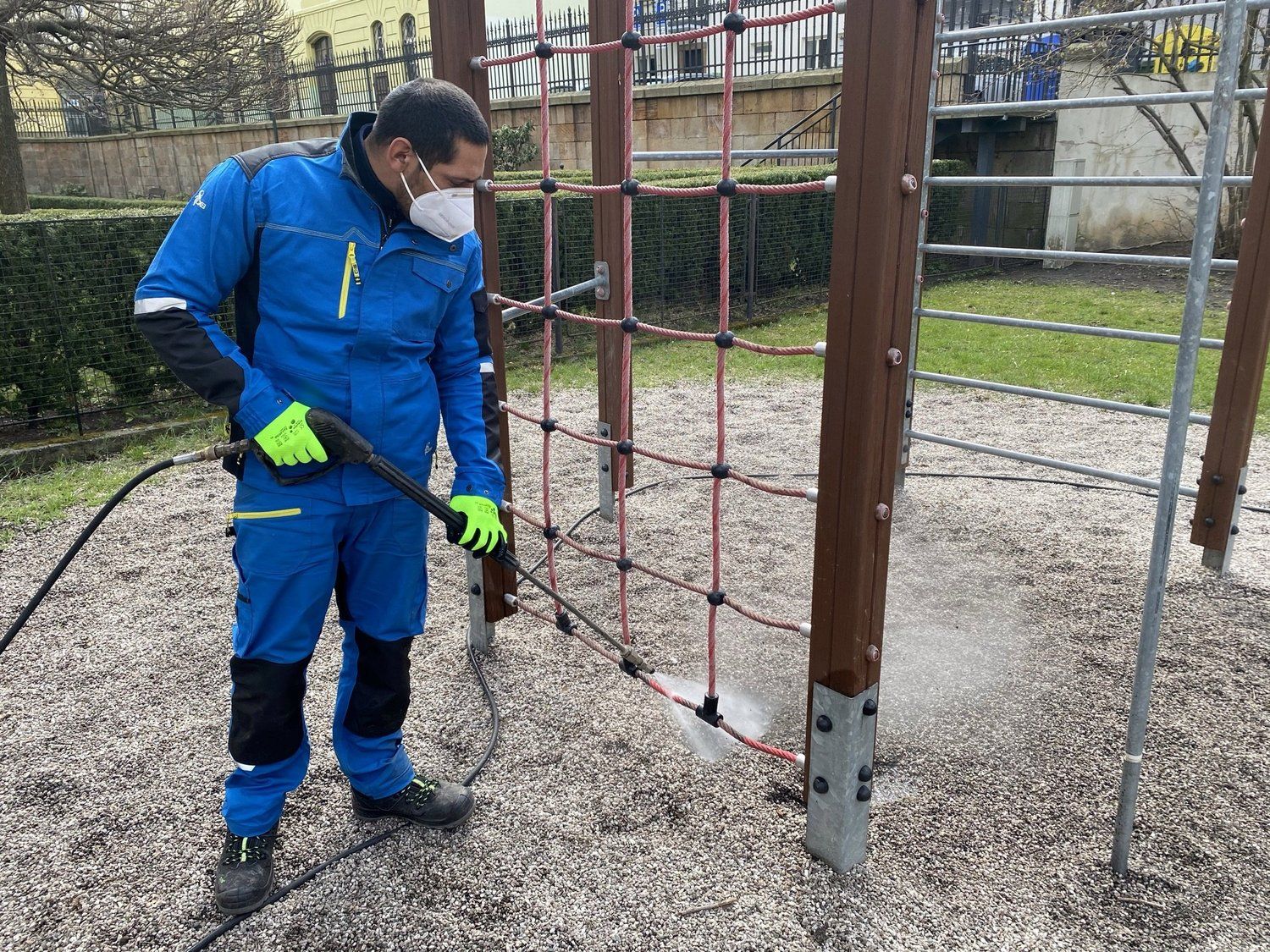 obrázek: Hřiště u mateřinek v Plzni čistí horká voda
