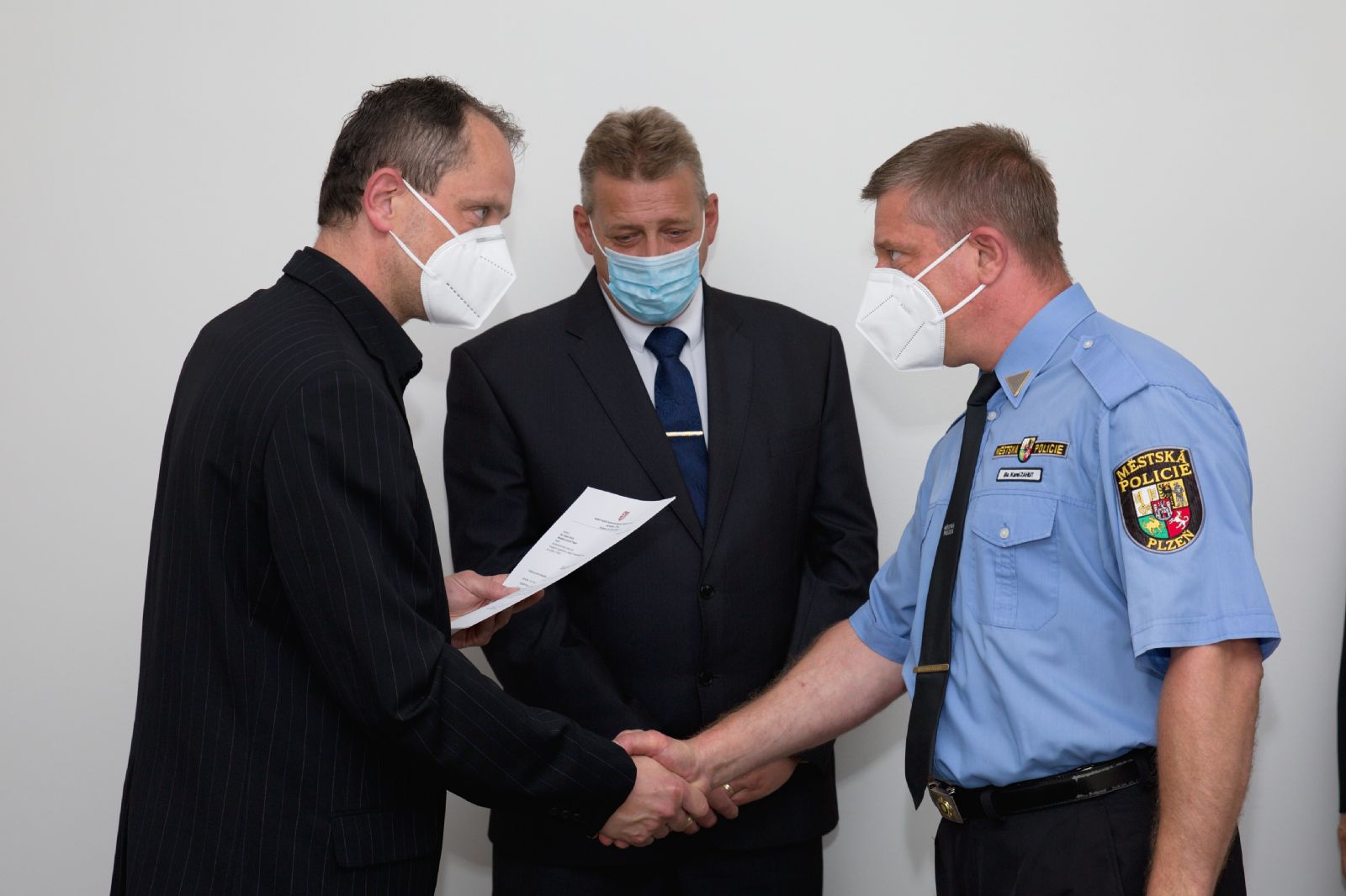 obrázek: Hygienici ocenili plzeňské strážníky za nasazení v době koronaviru