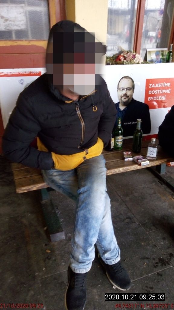 obrázek:  I přes zákaz konzumovali alkohol na veřejnosti. Vykřikovali, že zapíjejí žal