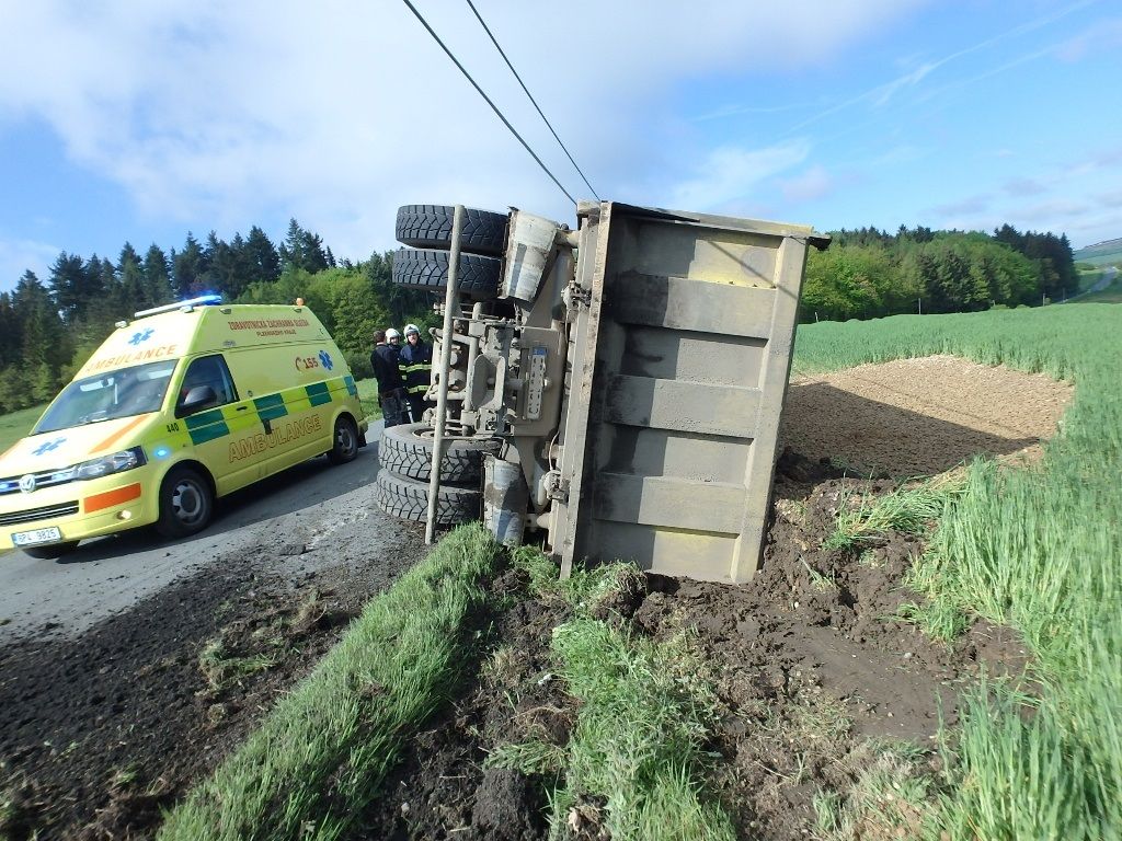 obrázek: Kamion u Skomelna skončil na boku