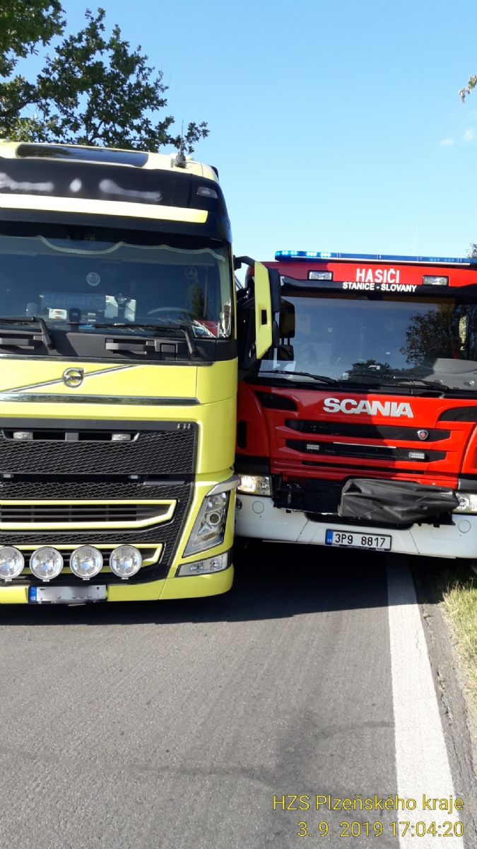 obrázek: Kamion vyjel z kolony a narazil do auta hasičů