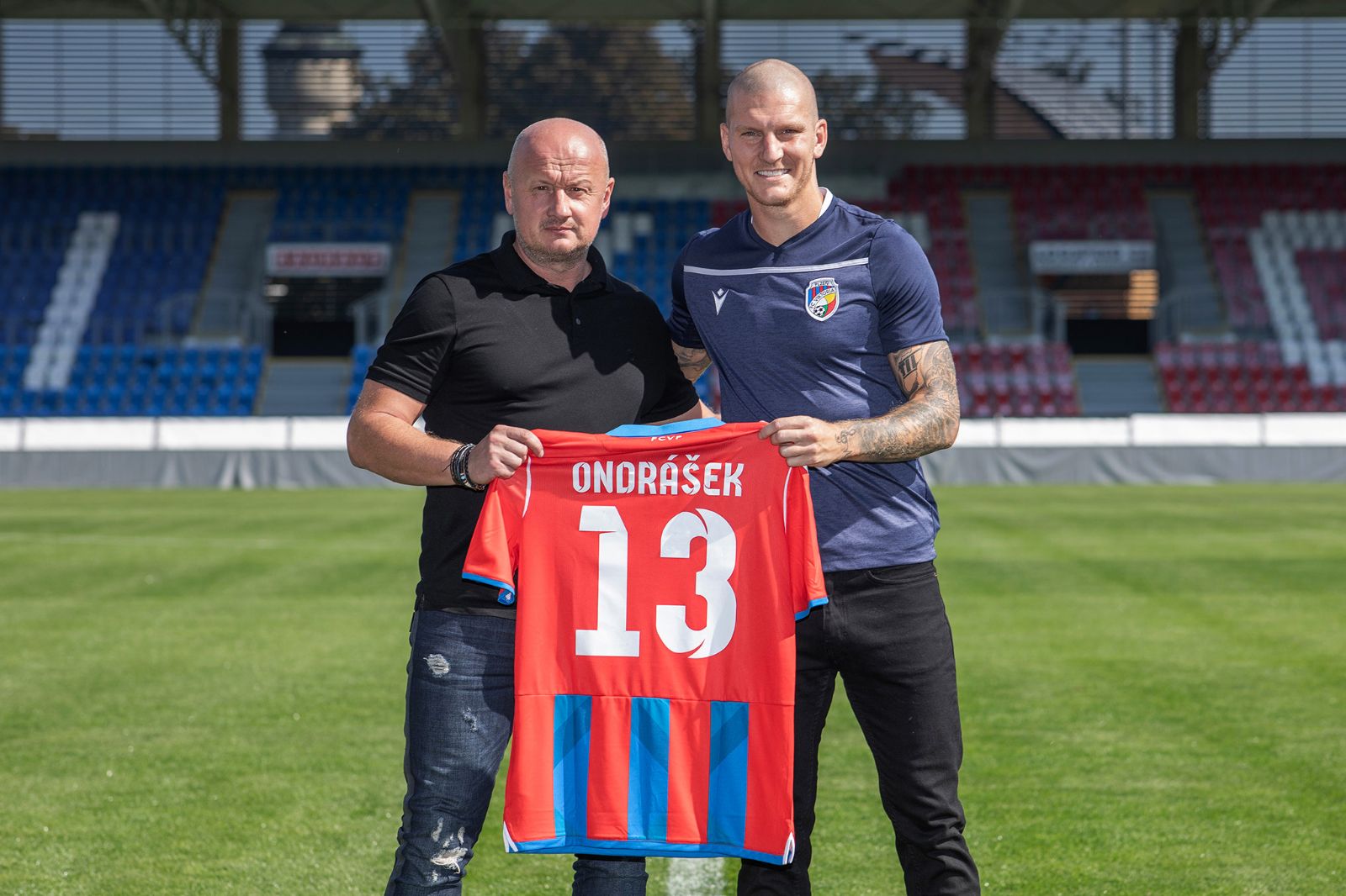 obrázek: Kobra vyběhne na trávník s viktoriánskou třináctkou