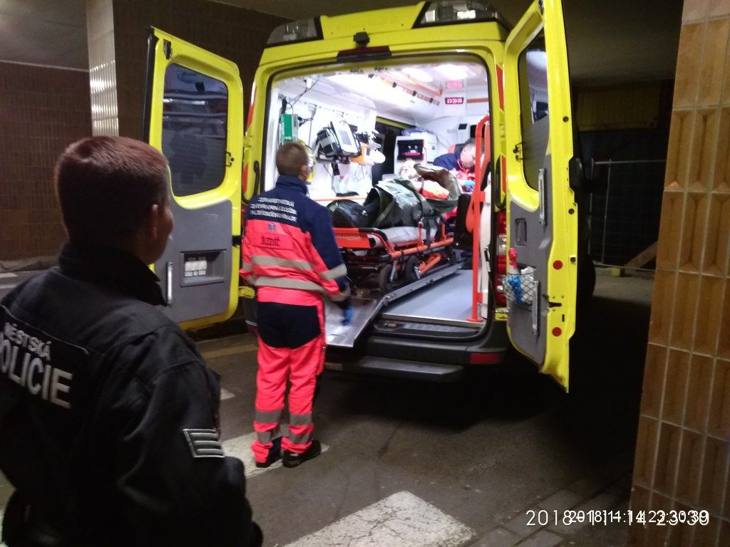 obrázek: Koloběžkář se zranil, pomohli mu strážníci