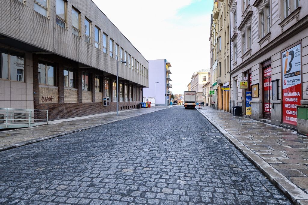 obrázek: Končí uzavírka opravované Sedláčkovy ulice v centru Plzně, vrací se tam doprava