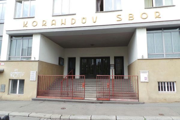 obrázek: Korandův sbor, balkon Mrakodrapu. Plzeň pomůže nemovitým památkám