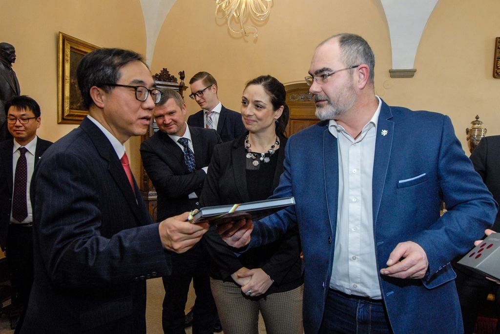 obrázek: Korejský velvyslanec navštívil radnici, tématem byly Doosan Škoda Power i studentský program