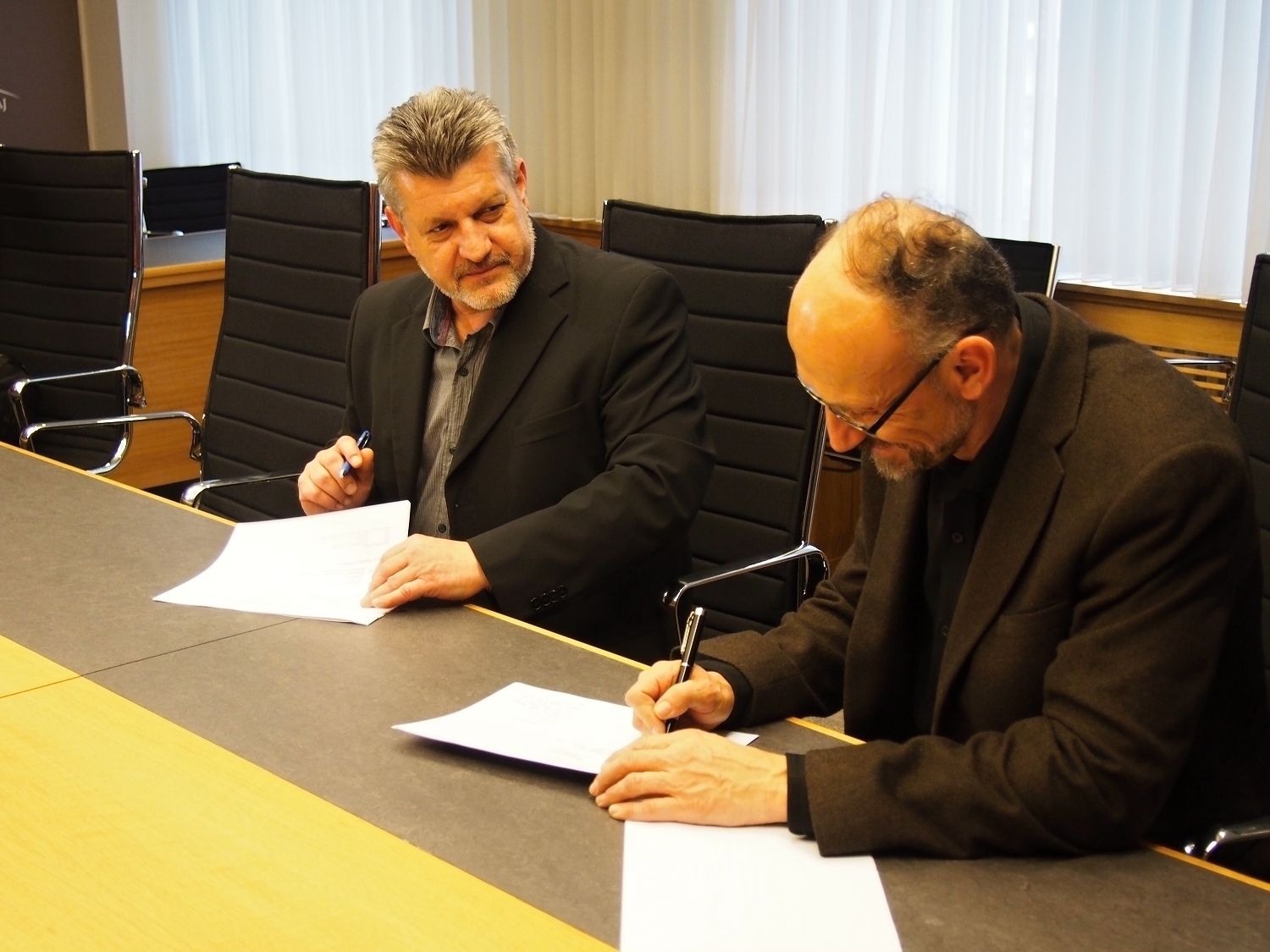 obrázek: Kraj uzavřel v úterý dohodu s ČSAD, vyplatí peníze pro řidiče  
