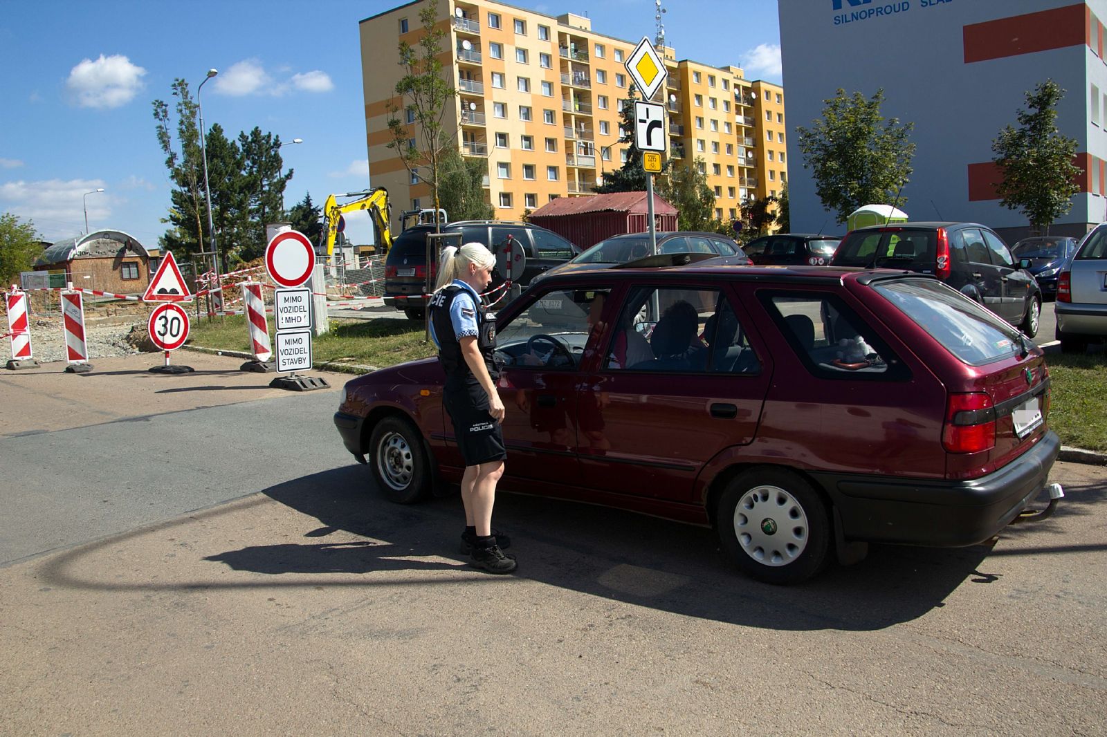 obrázek: Křižovatku Lochotínská-Toužimská kontrolují strážníci