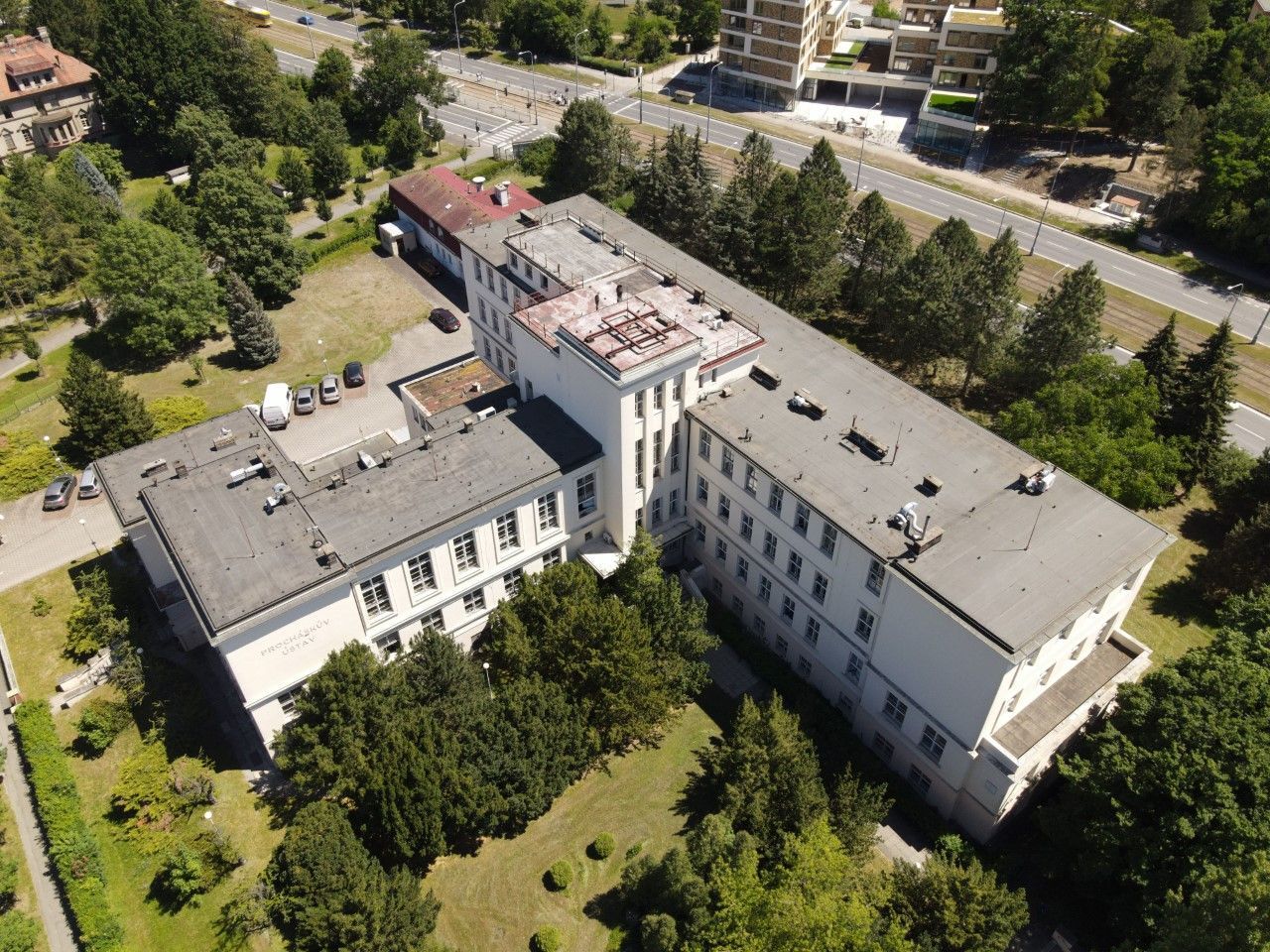 Lékařská fakulta si většinu nevyužitých budov ponechala a pronajímá je školám