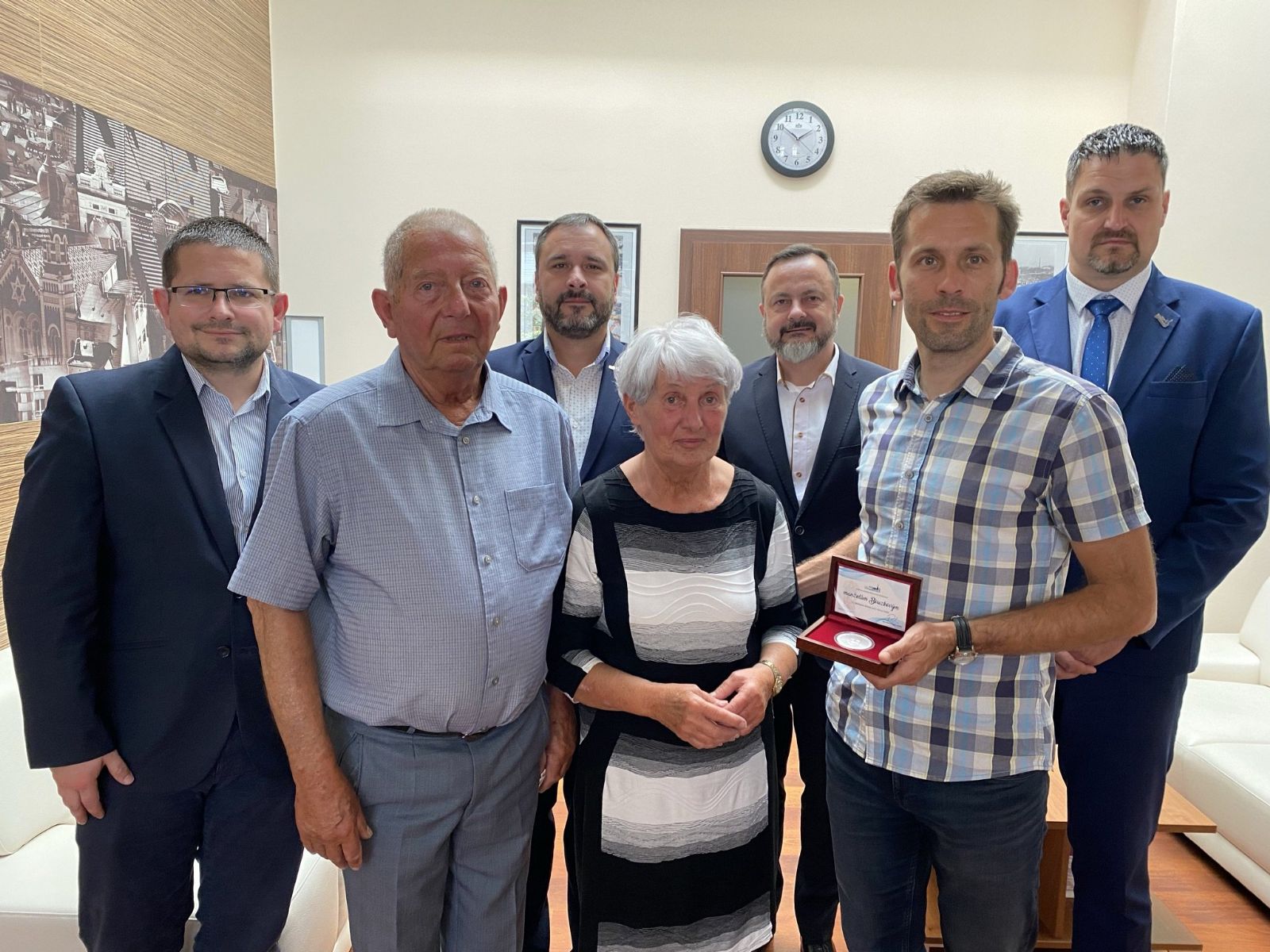 obrázek: Manželé zachránili lidský život. Převzali plaketu Bohumila Kulhánka 