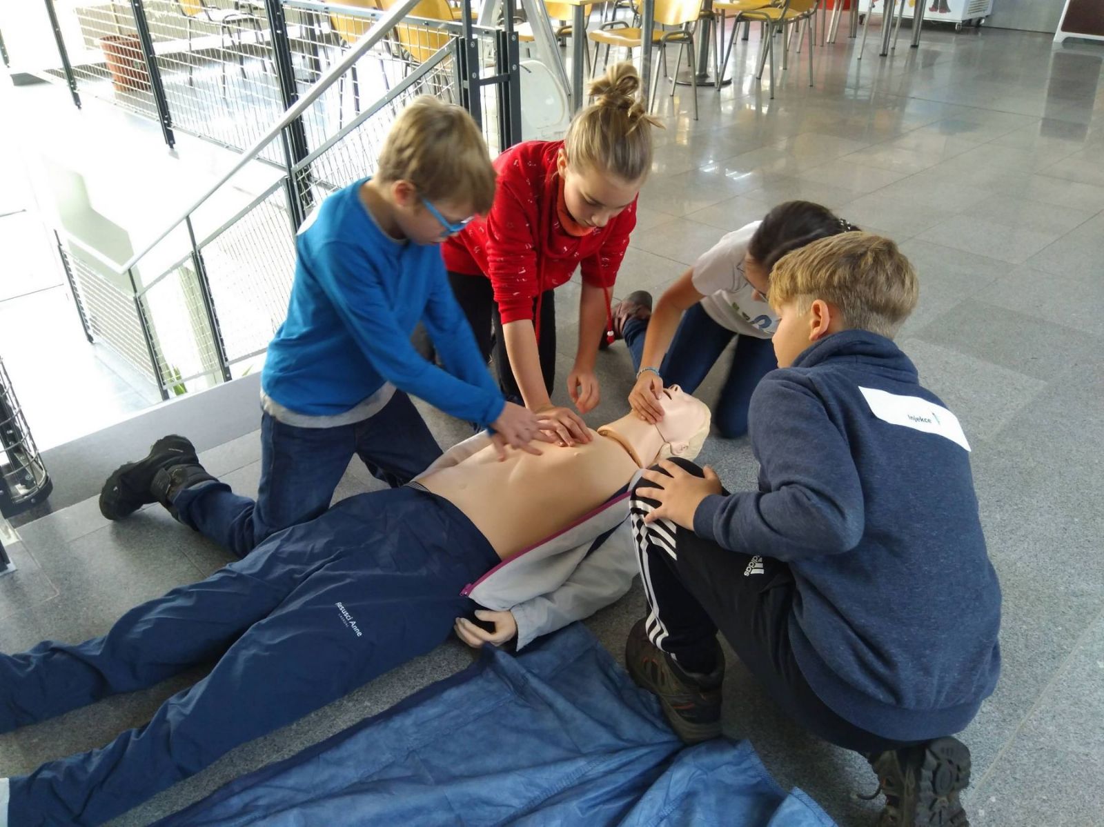 obrázek: Medvídek provede děti Domažlickou nemocnicí 