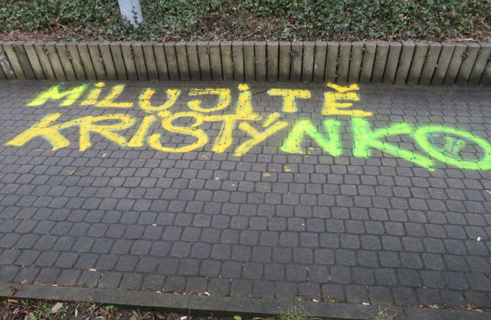 Miluji tě, Kristýnko. Policisté chytili sprejery z Klatov a Kolince
