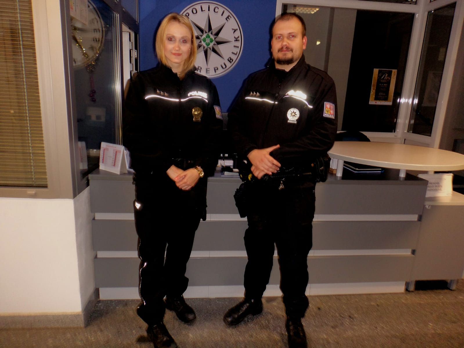 obrázek: Mladá žena chtěla skočit z hrany náplavky, policisté jí v tom zabránili