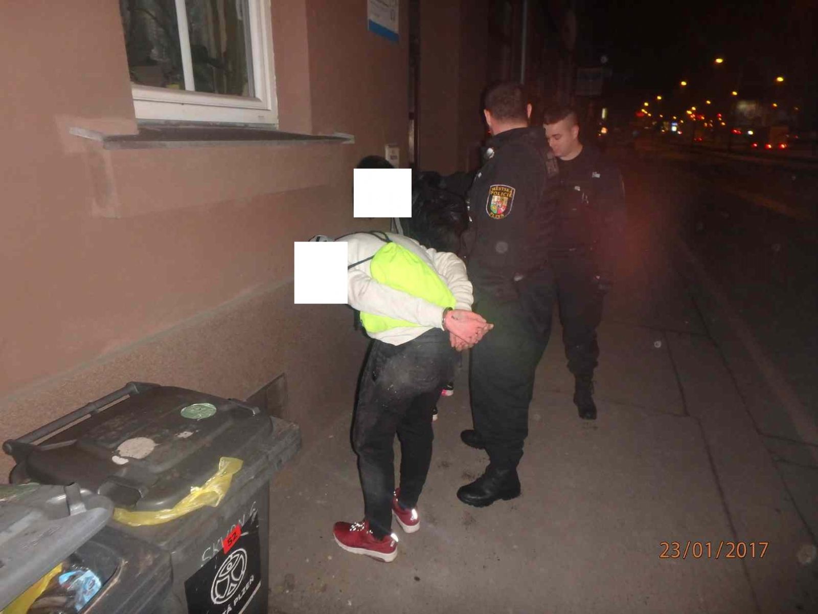 obrázek: Mladík nastříkal hlídce strážníků v Plzni slzný sprej do očí