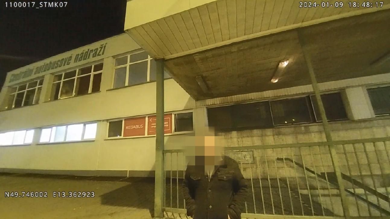 Močil na zeď budovy autobusového nádraží