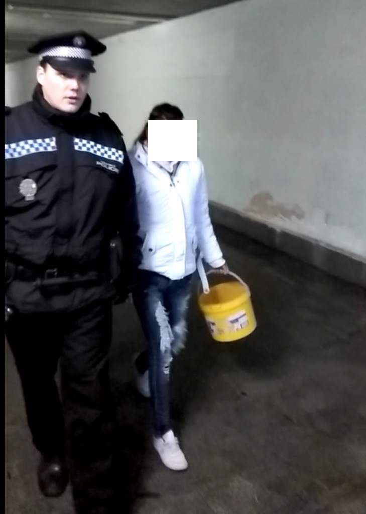 obrázek: Močila v podchodu u plzeňského nádraží. I když po sobě uklidila, dostala pokutu