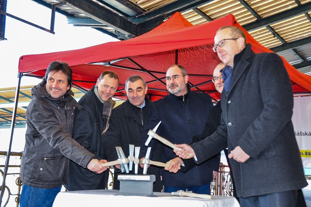 Mosty přes Mikulášskou opraví v rámci stavby železničního uzlu. Stavbu zahájili v pátek 