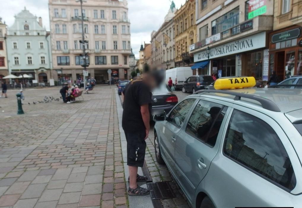 obrázek: Muž močil na plzeňském náměstí