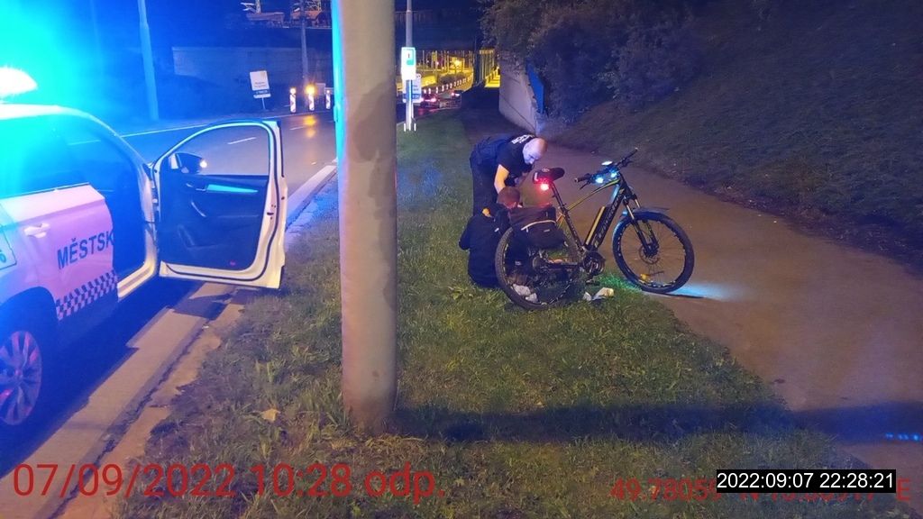 obrázek: Na koncertě v Plzni popil pět piv, pak cyklista narazil do sloupu