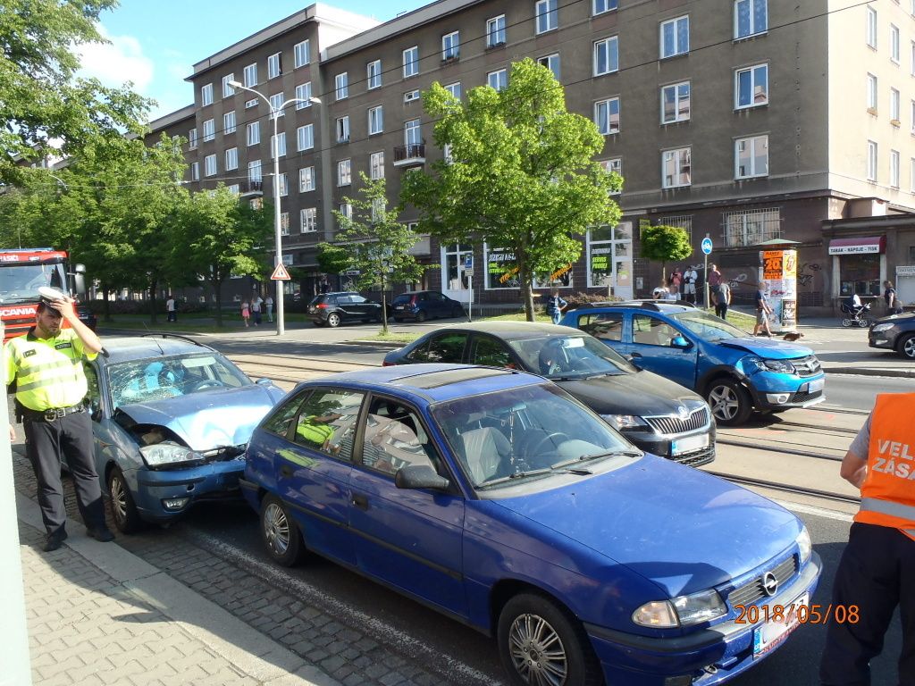 obrázek: Na Slovanech bourala tři auta, zraněné odvezla záchranka 