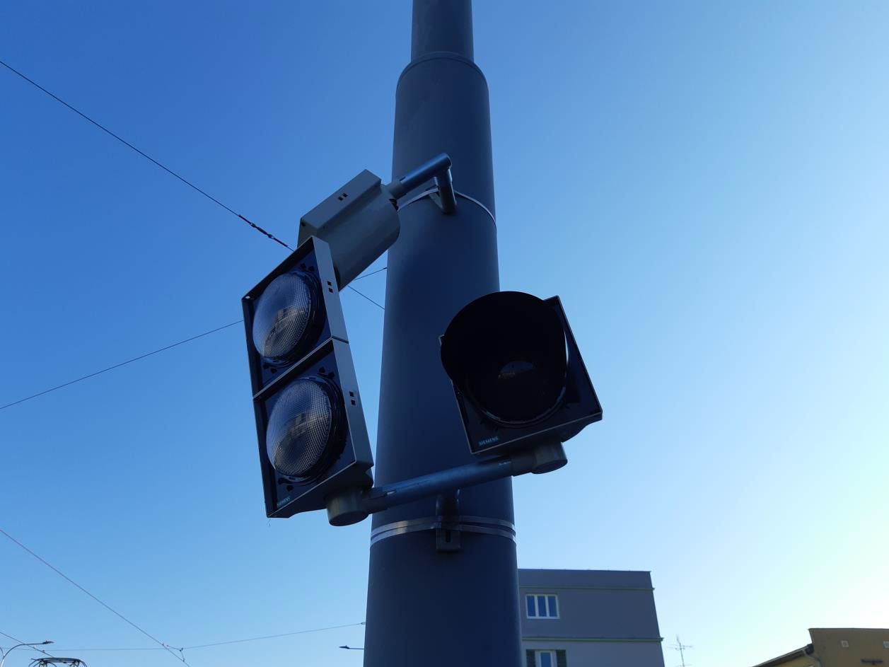 obrázek: Na Slovanské aleji poškodil vandal semafor v třímetrové výšce