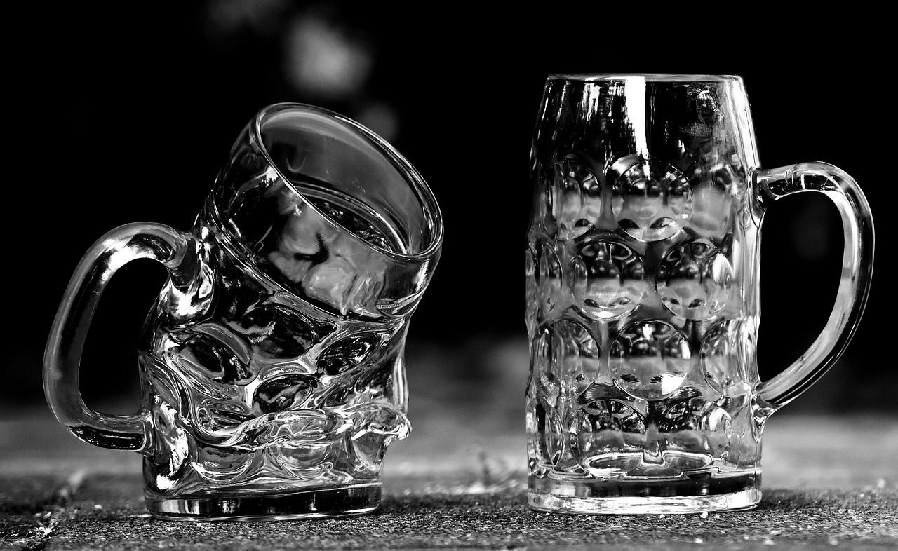 obrázek: Na strážníky hodil z výšky skleněný půllitr