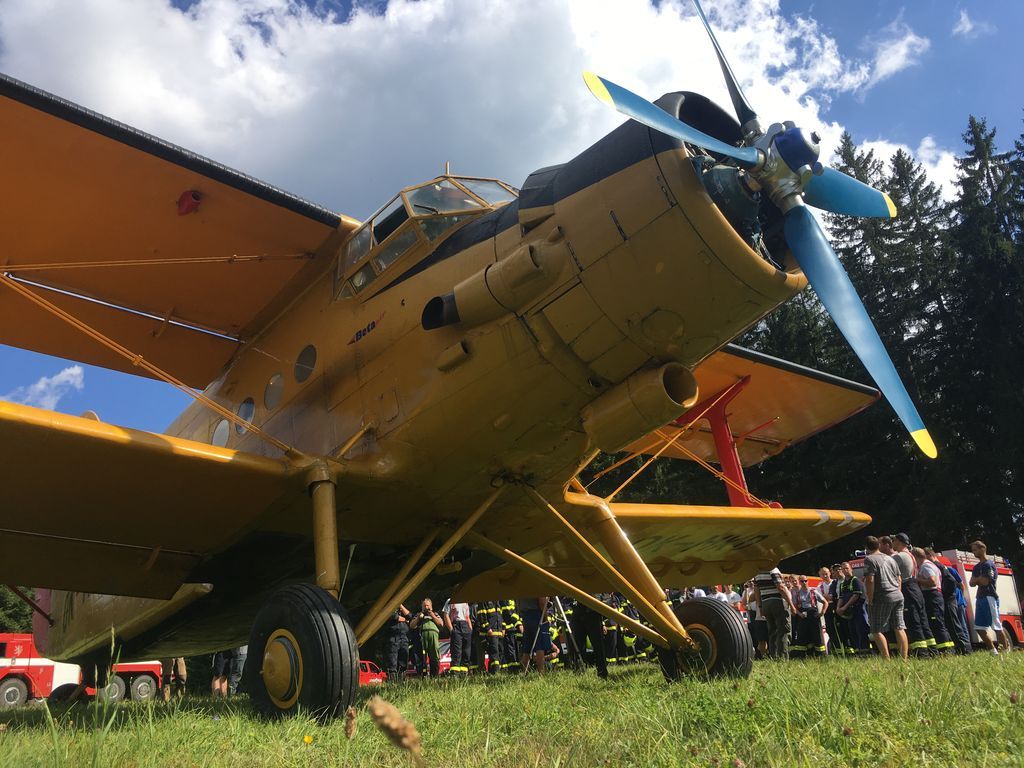 obrázek: Na Šumavě u Prášil hasiči nacvičovali plnění letounu Andula vodou
