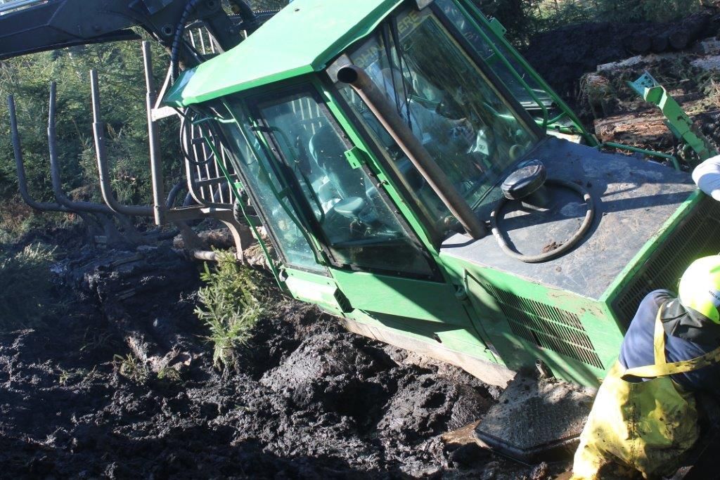 obrázek: Na Tachovsku hasičský tank vyprostil z rašeliny dva lesní stroje 
