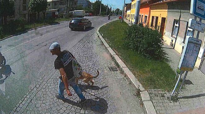 Na zastávce Částkova rozbil sklo trolejbusu. Neznáte ho?