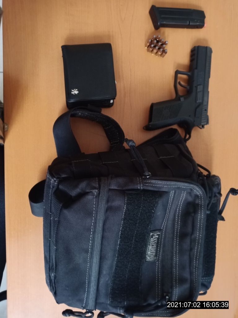 obrázek: Nalezený batoh skrýval peněženku, sušenky a také zbraň