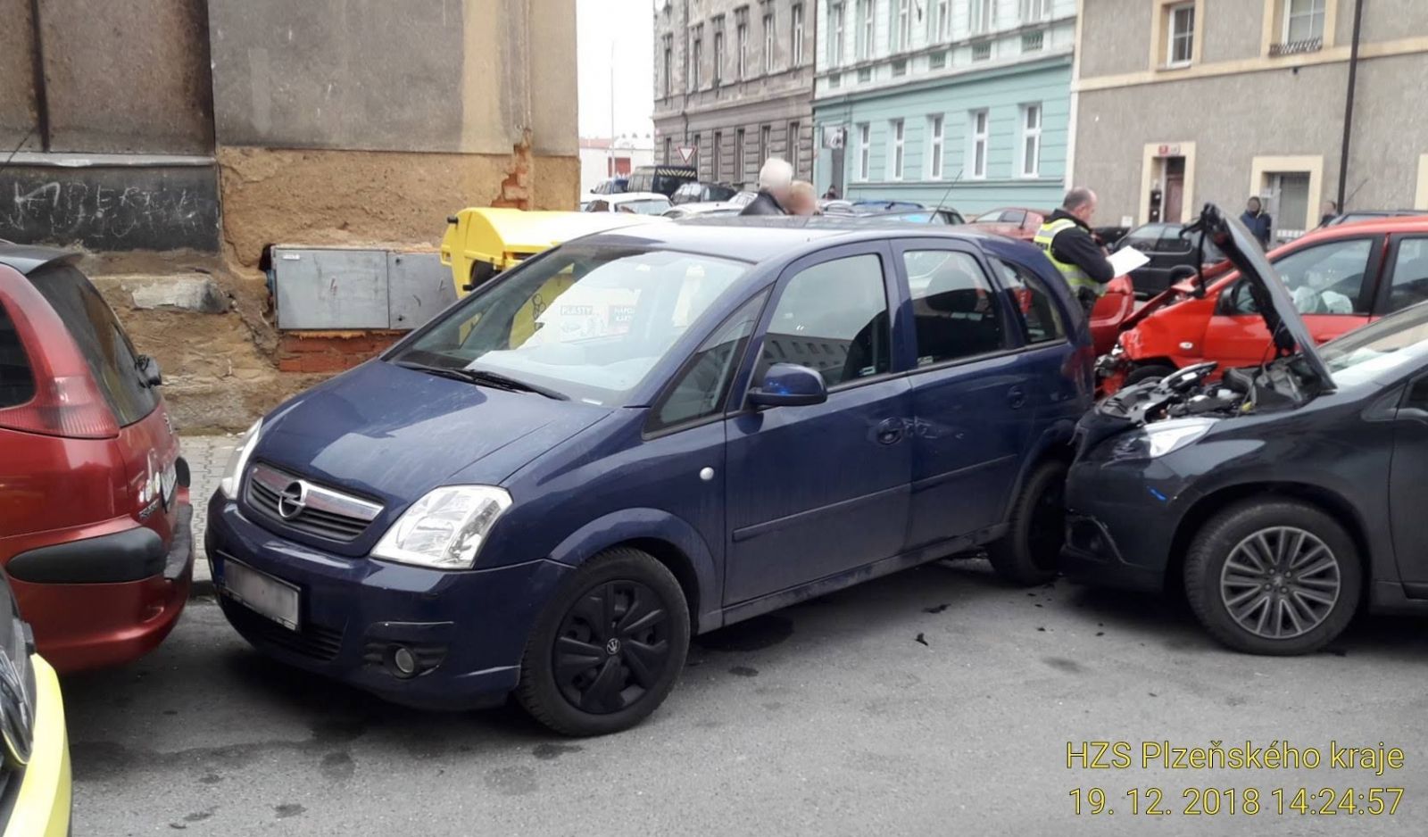 obrázek: Nehoda v Poděbradově v Plzni: jedno zranění, 6 poškozených aut