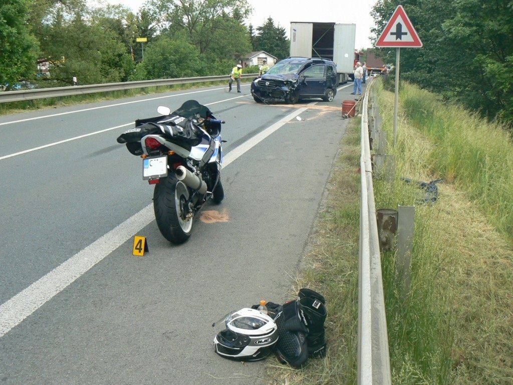 obrázek: Nehodu za Horšovským Týnem odnesl zraněním motorkář