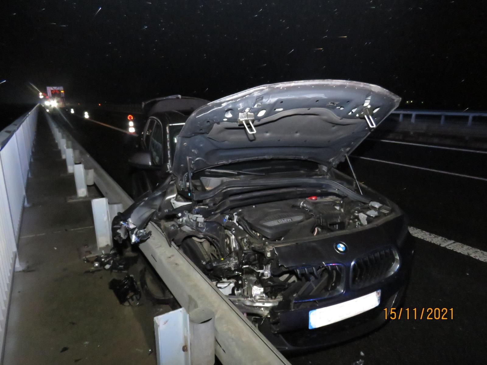 obrázek: Němečtí policisté pronásledovali na D5 kradené auto, řidič spadl z mostu