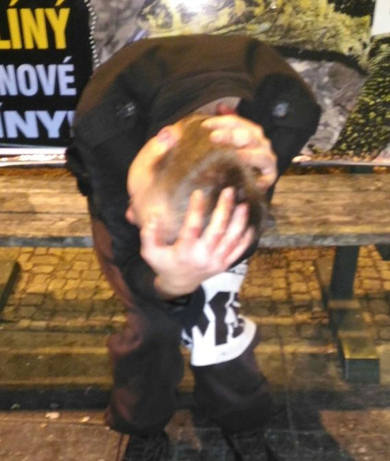 obrázek: Neměl smysl života. Půjčte mi pistoli, prosil strážníky