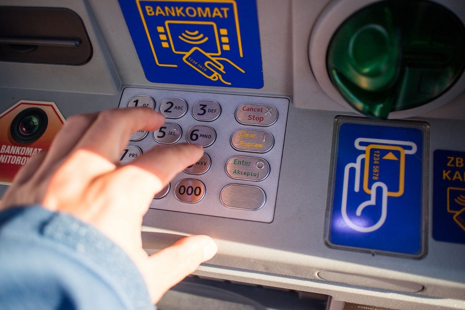 obrázek: Zapomněli jste peníze v bankomatu? Zajděte na policii
