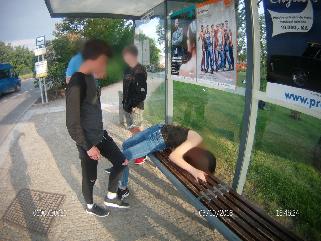 obrázek: Nezletilá dívka se v Plzni opila tak, že nebyla schopna chůze