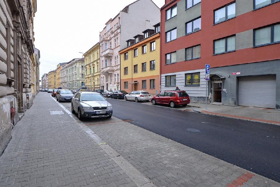obrázek: Nová silnice, chodníky i parkovací místa. Bendova ulice je zrekonstruovaná